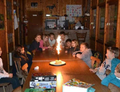 photo de la cafétériat avec des enfants qui y mange un gateau d'anniversaire